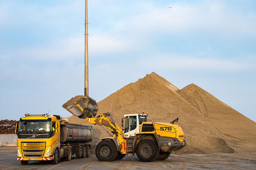 Materialumschlag-Sand-Kies-Boeden-Hechthausen-Stade-Luebeck-HAHN-Transport-GmbH