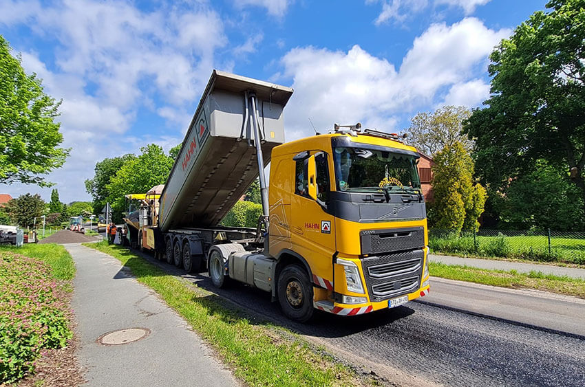 Thermo-Asphalt-Transporte-Strassenbau-Wegebau-Nienburg-Luebeck-Stade-HAHN-Transport-GmbH