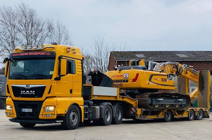 Tieflader-Transporte-Bagger-Baumaschinen-Nienburg-Luebeck-Hechthausen-HAHN-Transport-GmbH